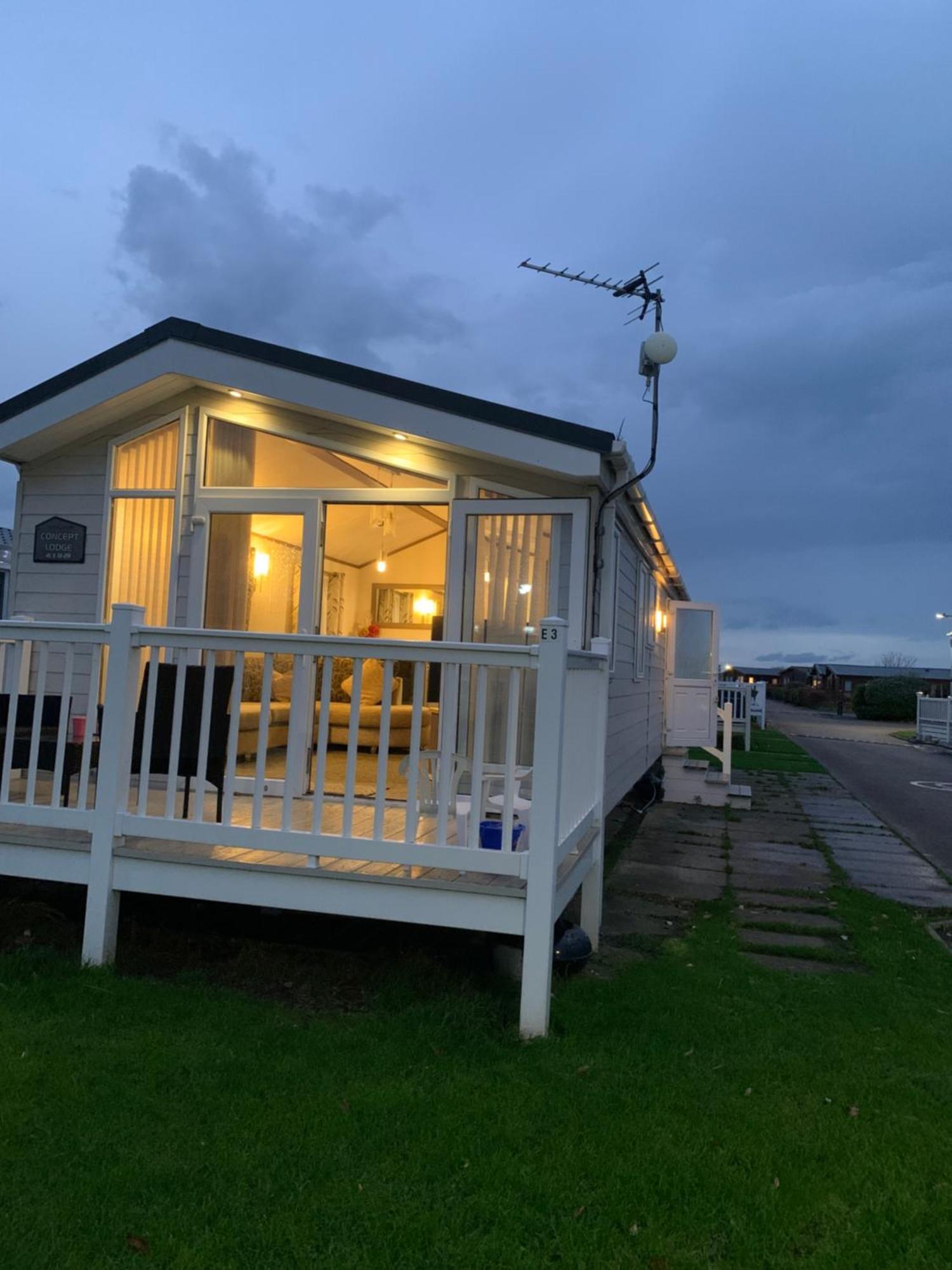 Luxury 2 Bed Lodge Sleeps Up To 6, Free Parking, Wi-Fi, E3 Whitehouse Leisure Park Towyn Kinmel Bay Dış mekan fotoğraf